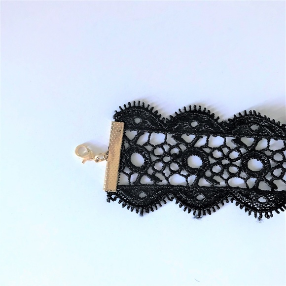 "Venecia" Victorian Choker Lace Gothic Necklace - Picture 4 of 6